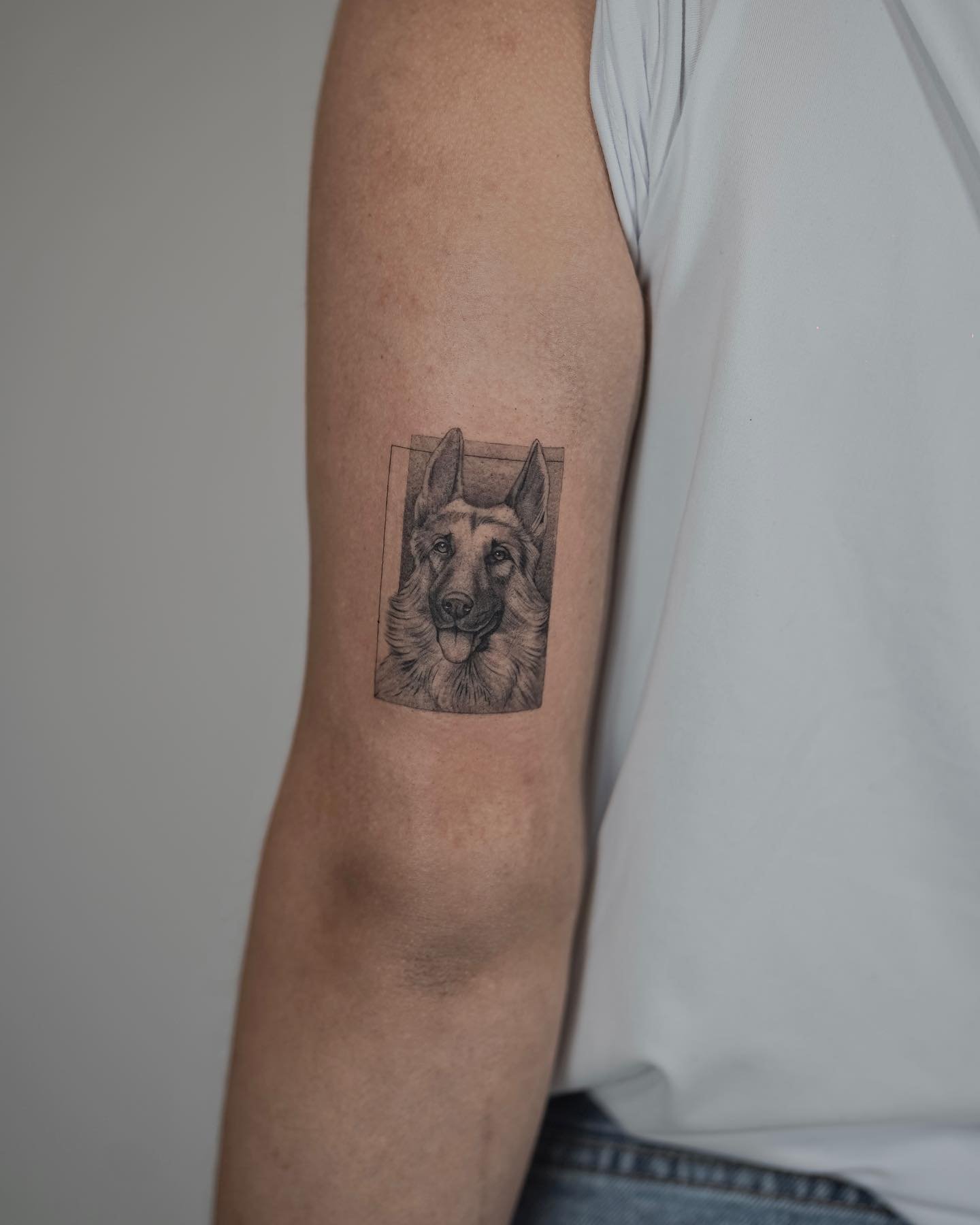 Tatuaje de retrato en antebrazo, línea fina Sinkply Madrid