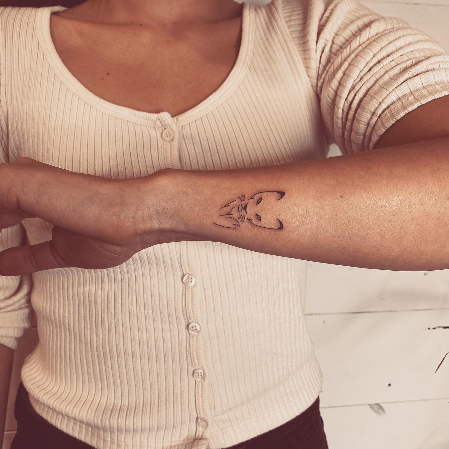 Tatuaje de retrato en antebrazo, línea fina Sinkply Madrid