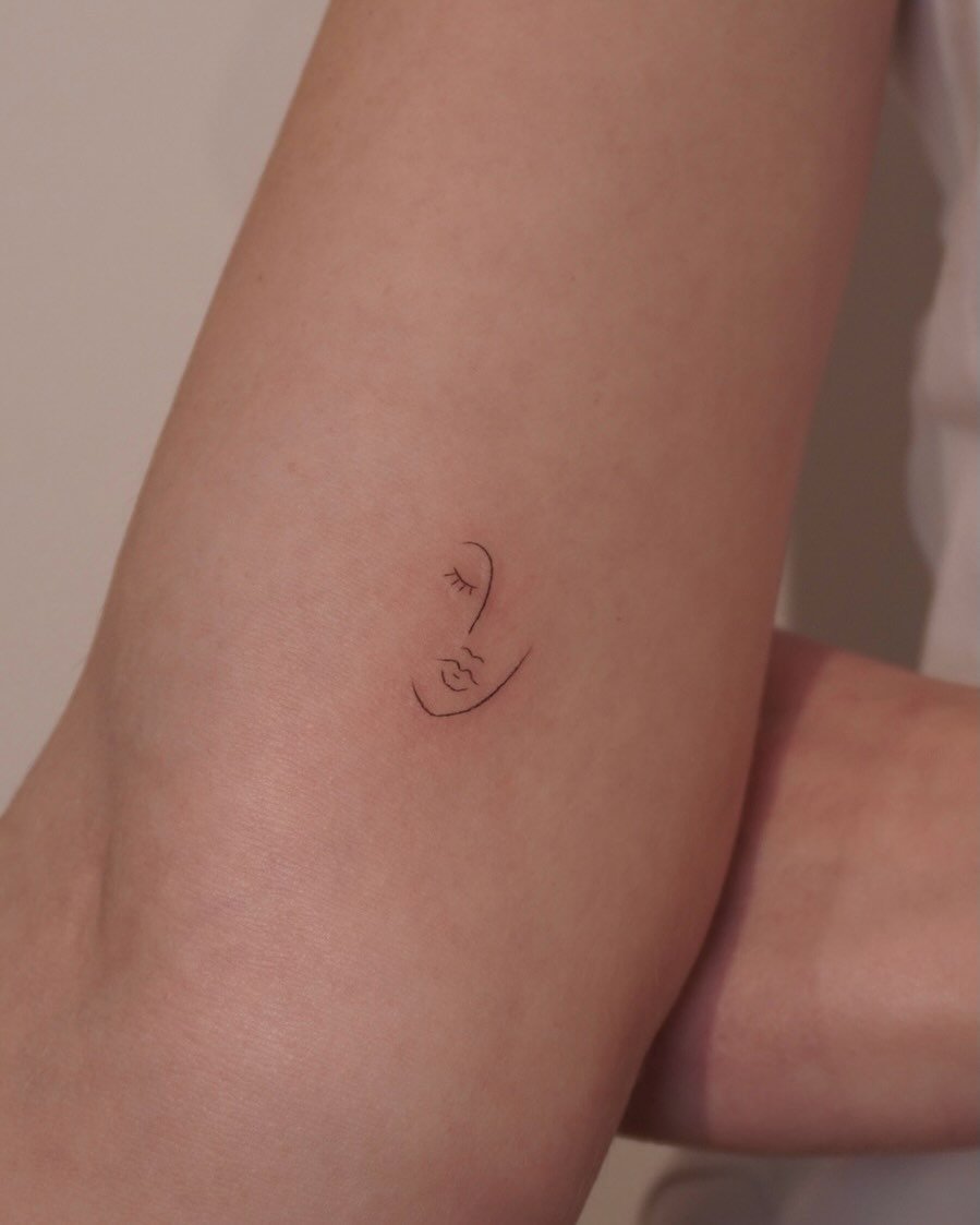 Tatuaje de retrato en antebrazo, línea fina Sinkply Madrid