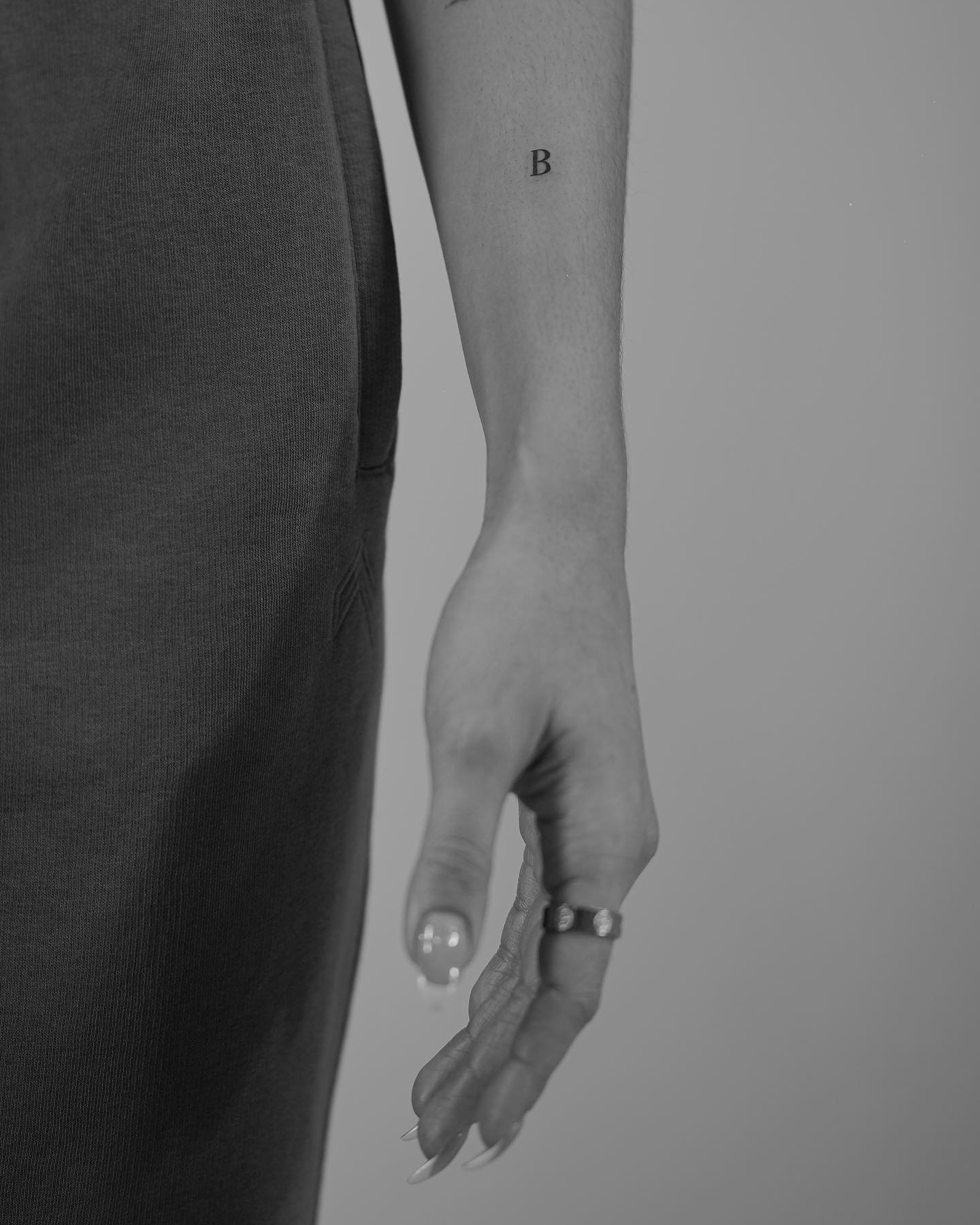 Tatuaje de retrato en antebrazo, línea fina Sinkply Madrid