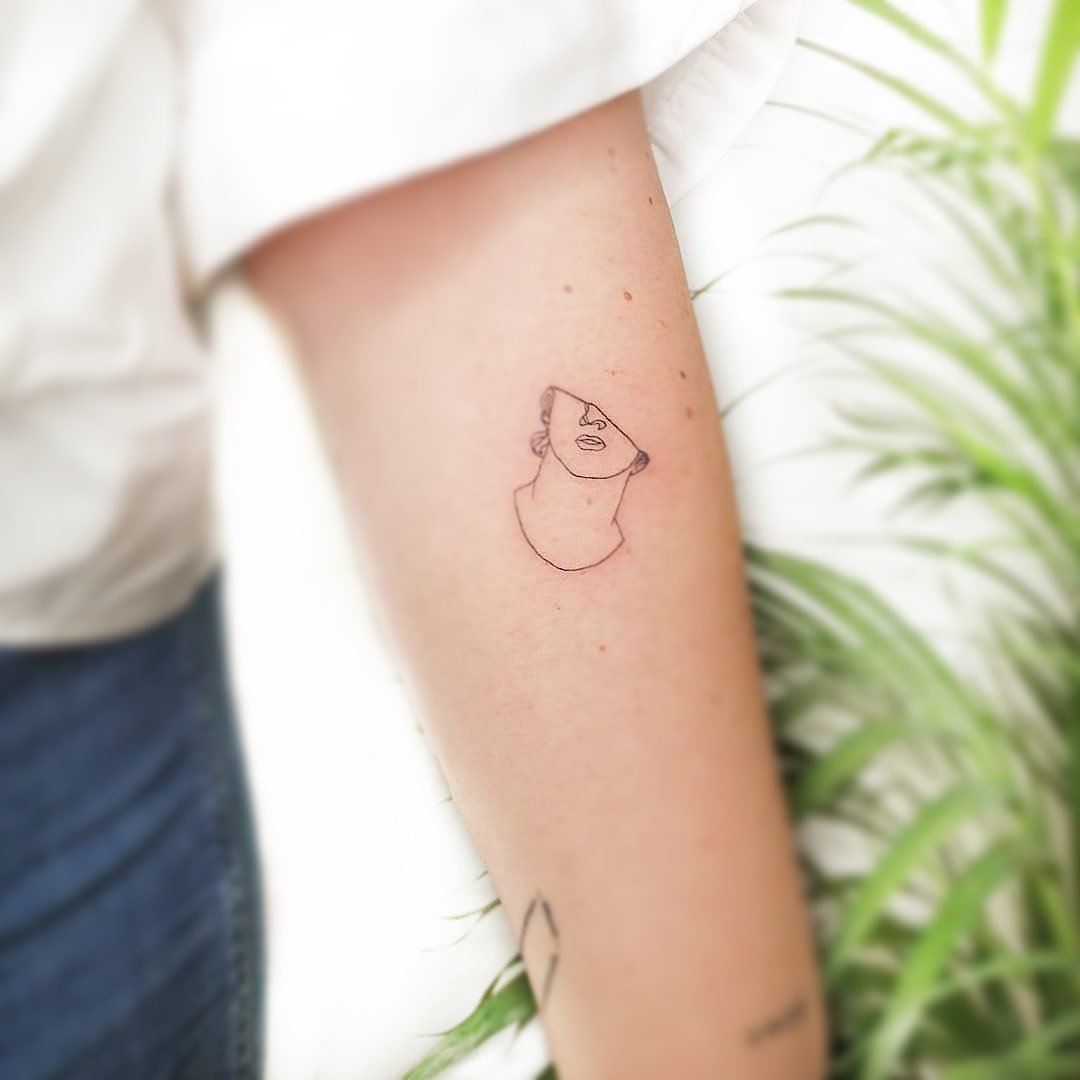 Tatuaje de retrato en antebrazo, línea fina Sinkply Madrid