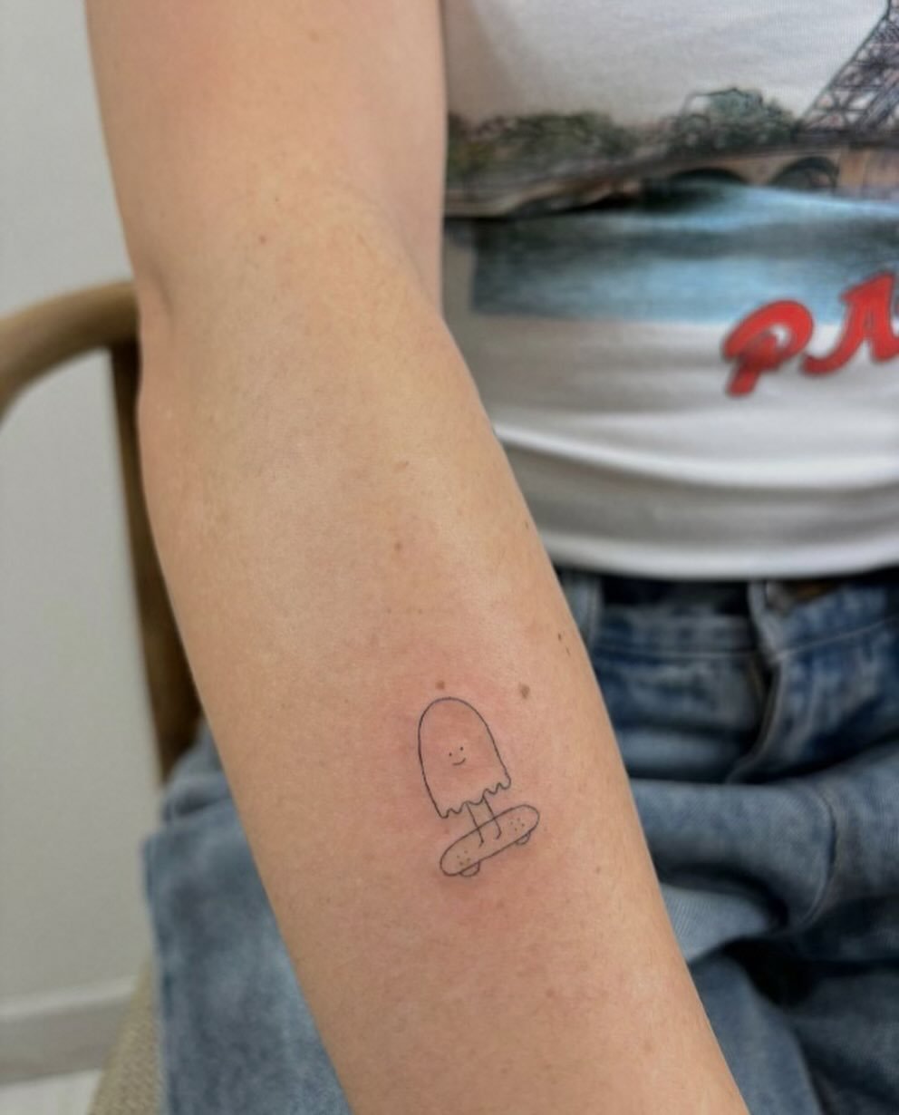 Tatuaje de retrato en antebrazo, línea fina Sinkply Madrid