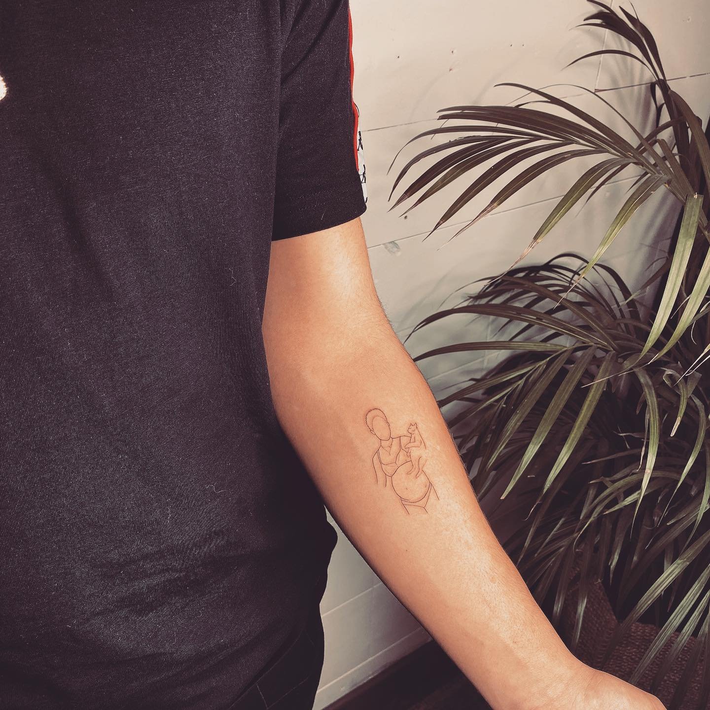 Tatuaje de retrato en antebrazo, línea fina Sinkply Madrid