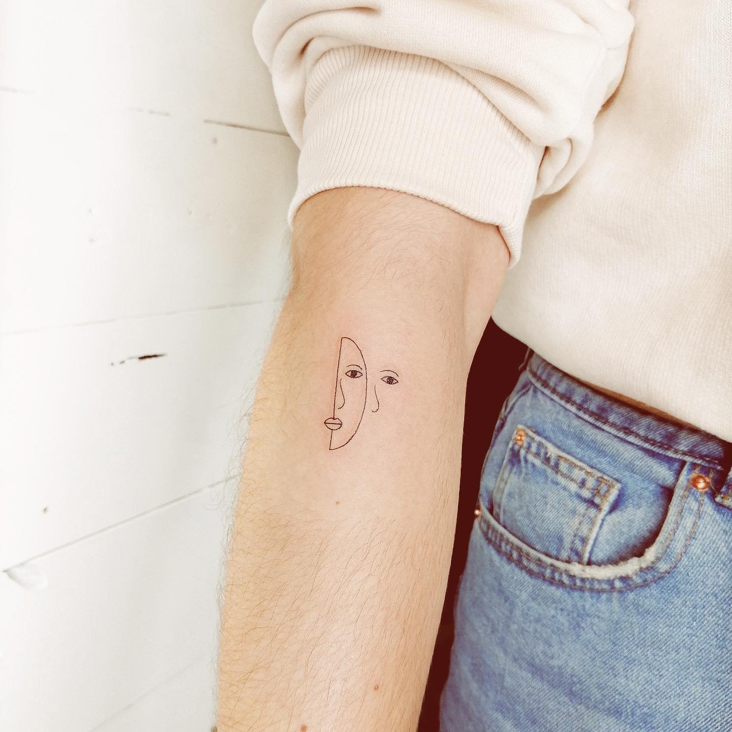 Tatuaje de retrato en antebrazo, línea fina Sinkply Madrid