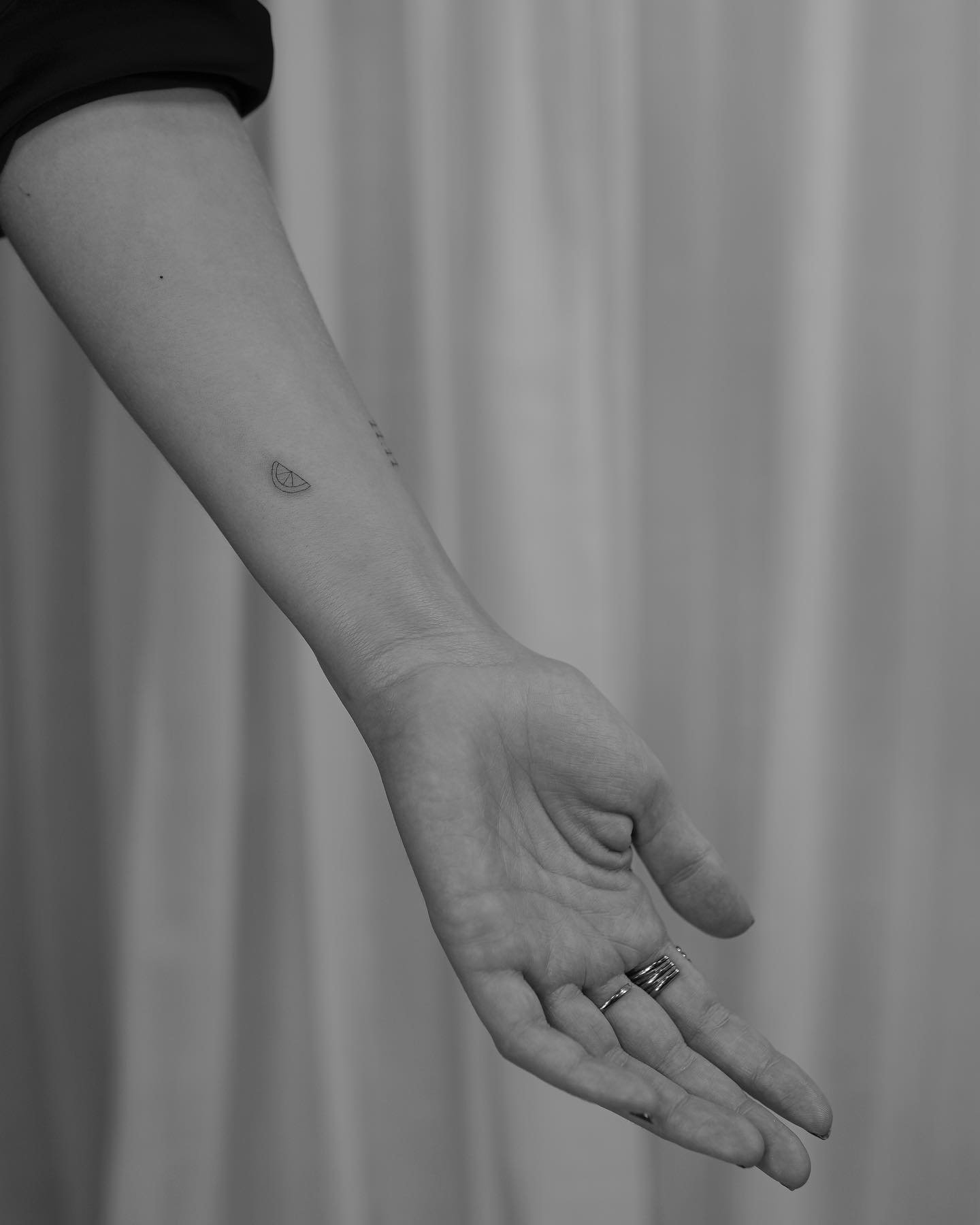 Tatuaje de retrato en antebrazo, línea fina Sinkply Madrid