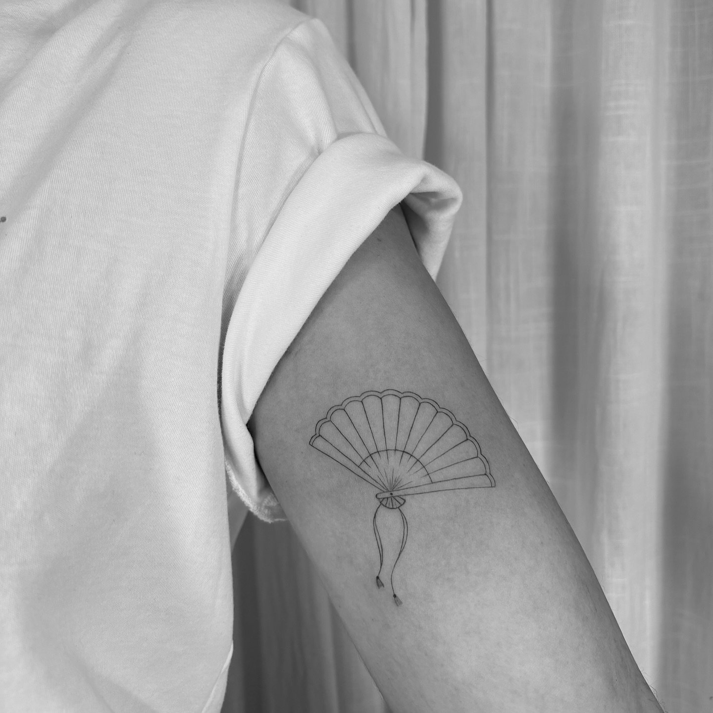 Tatuaje de retrato en brazo, línea fina Sinkply Madrid