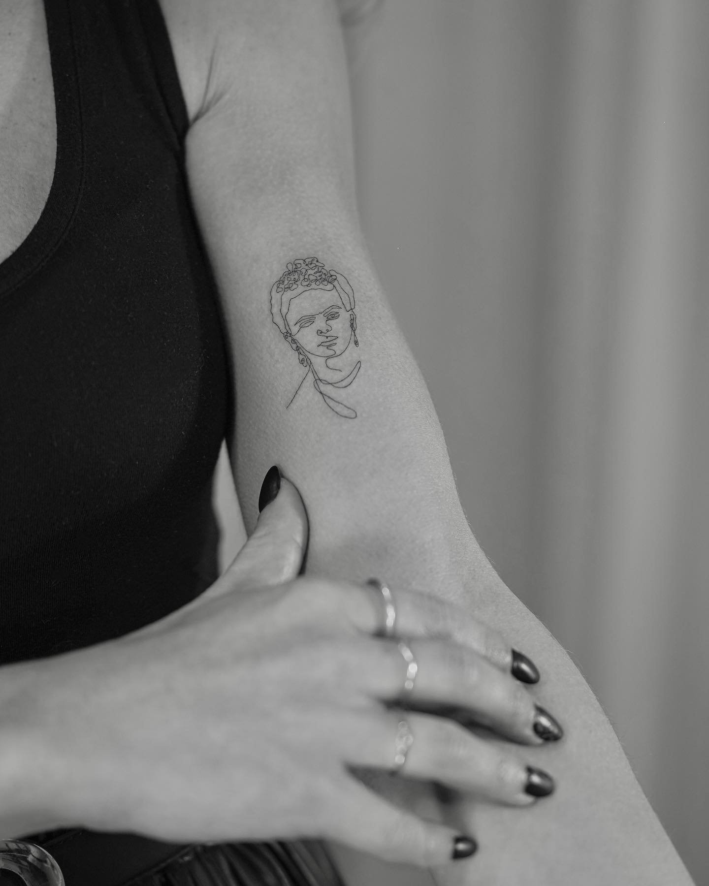 Tatuaje de retrato en brazo, línea fina Sinkply Madrid