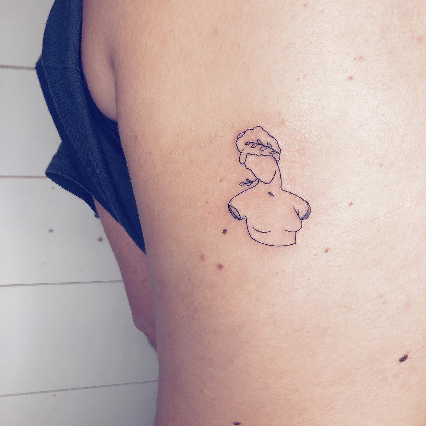 Fineline-Tattoo · Porträt · Rippe · Sinkply Zürich