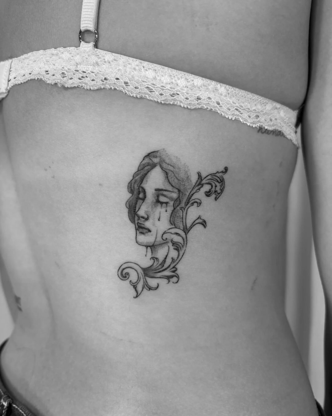 Tatuaje de retrato en espalda, línea fina Sinkply Madrid