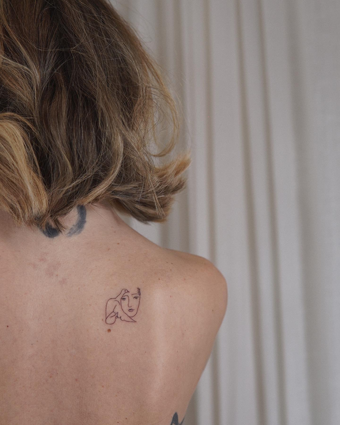 Tatuaje de retrato en espalda, línea fina Sinkply Madrid