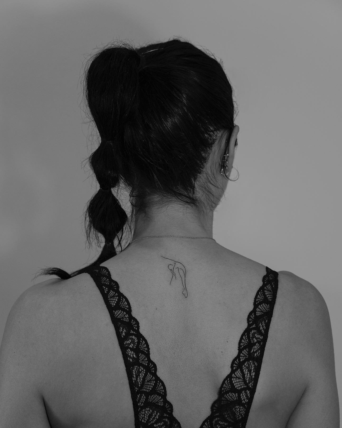 Mikrorealismus Porträt Tattoo am Rücken Sinkply Zürich