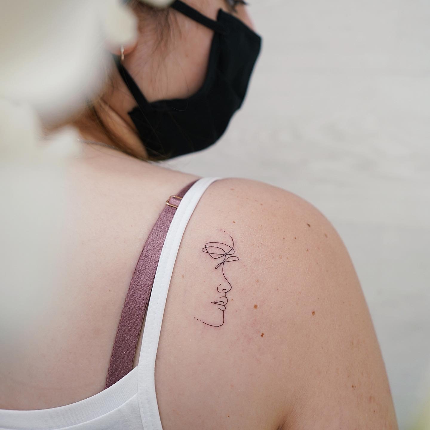 Tatuaje de retrato en hombro, línea fina Sinkply Madrid
