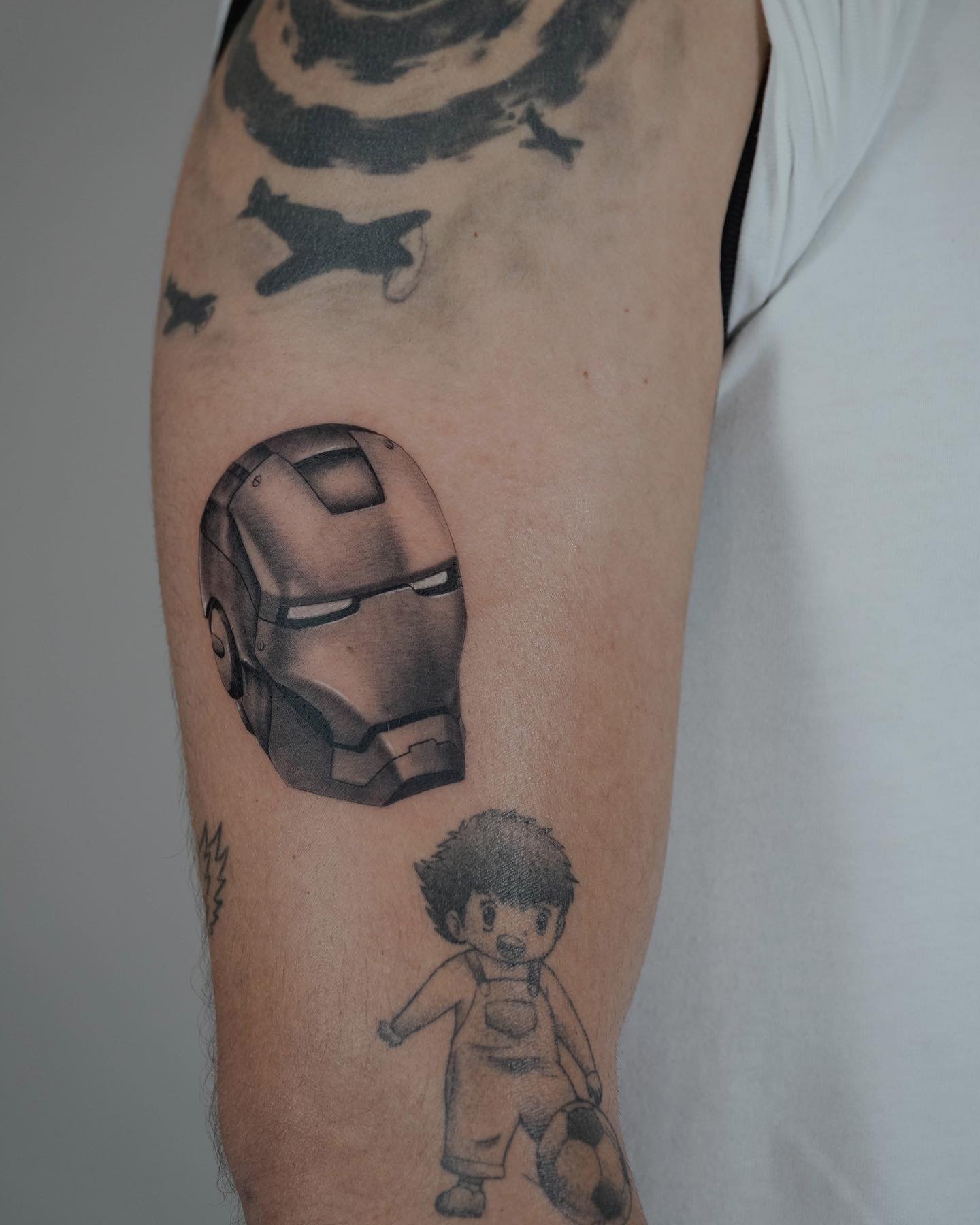 Tatuaje de retrato en muslo, línea fina Sinkply Madrid
