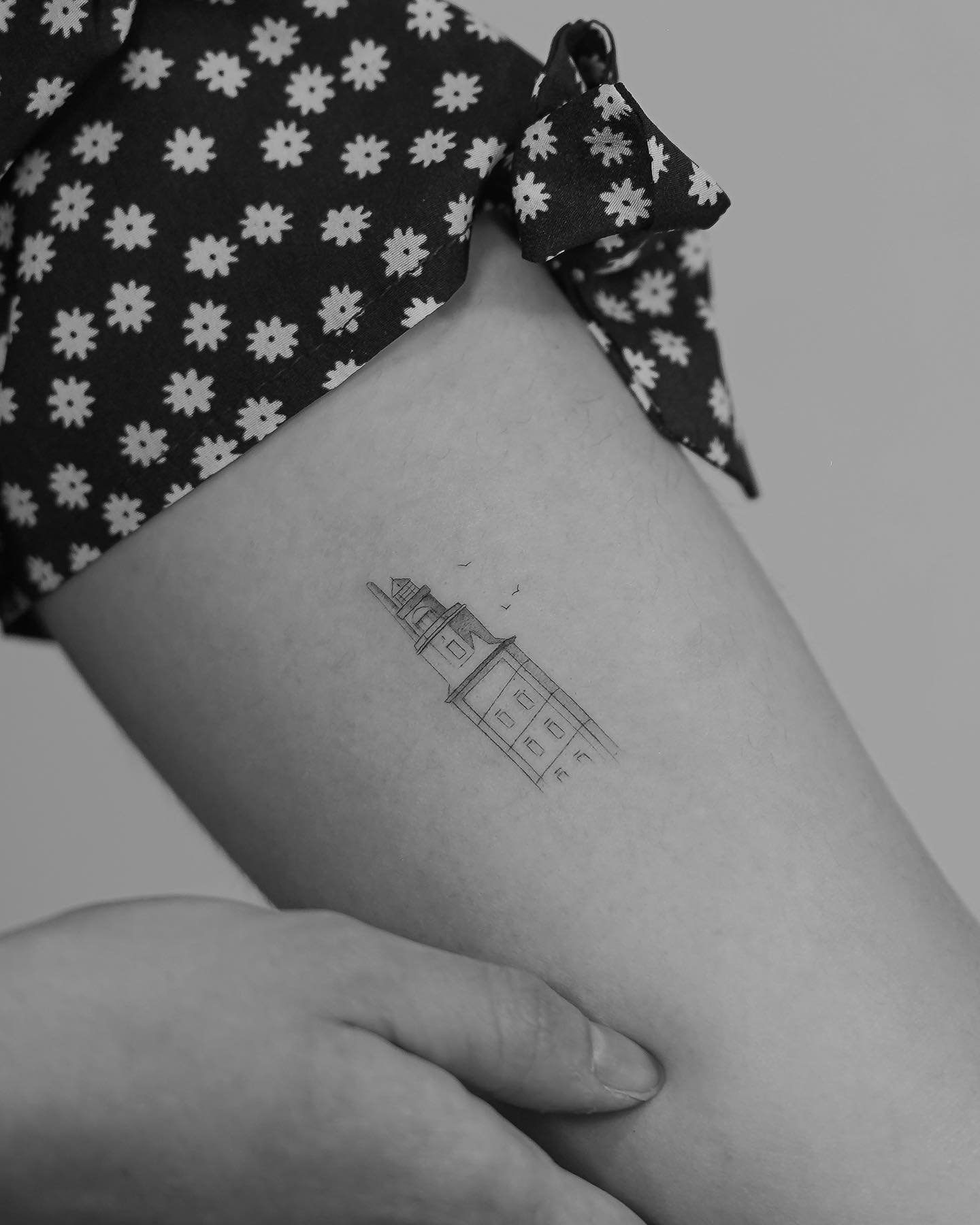 Tatuaje de retrato en muslo, línea fina Sinkply Madrid