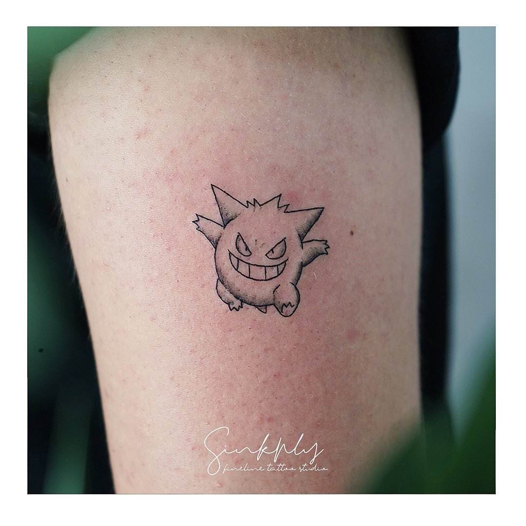 Tatuaje de retrato en muslo, línea fina Sinkply Madrid