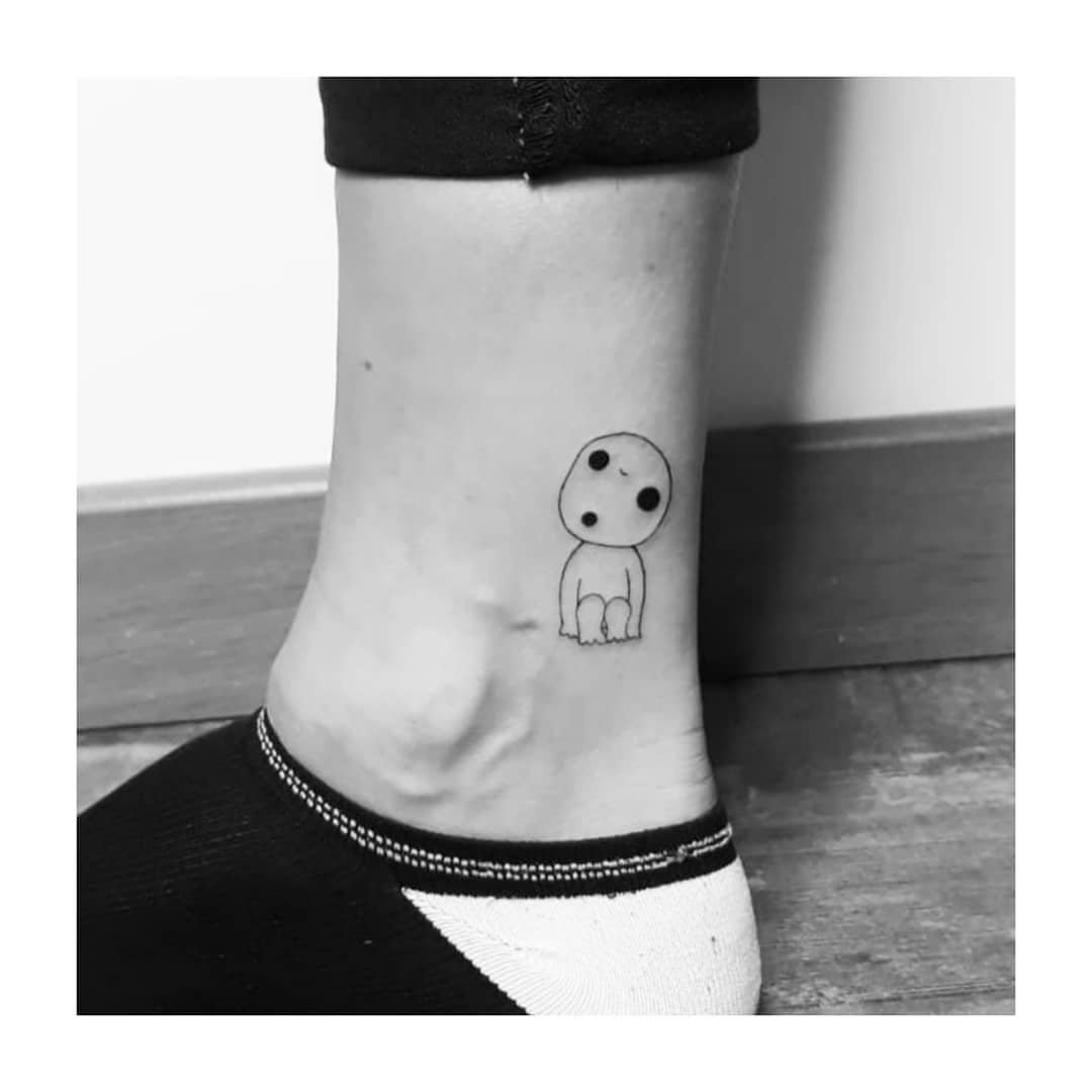 Tatuaje de retrato en tobillo, línea fina Sinkply Madrid