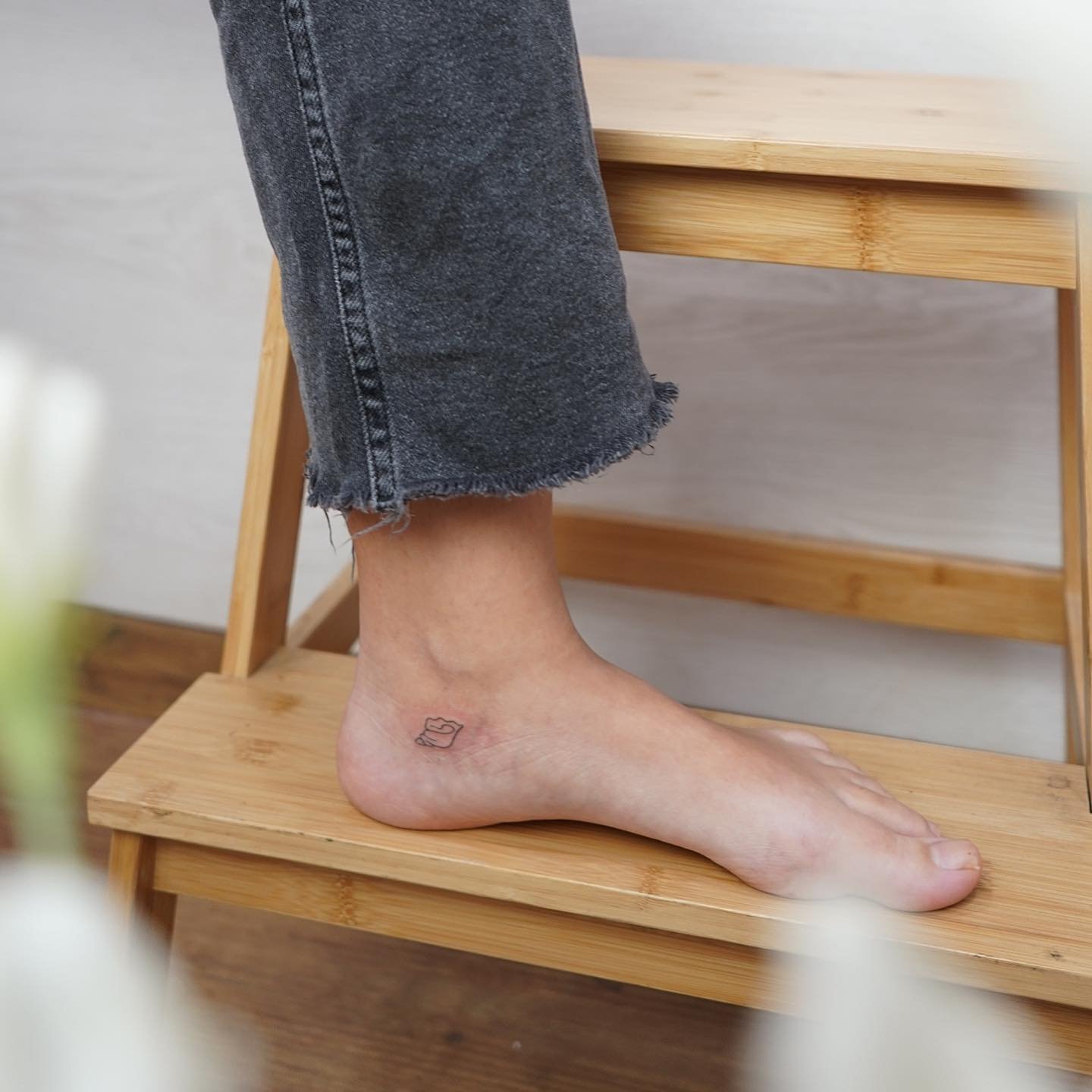 Mikrorealismus Porträt Tattoo am Knöchel fine line