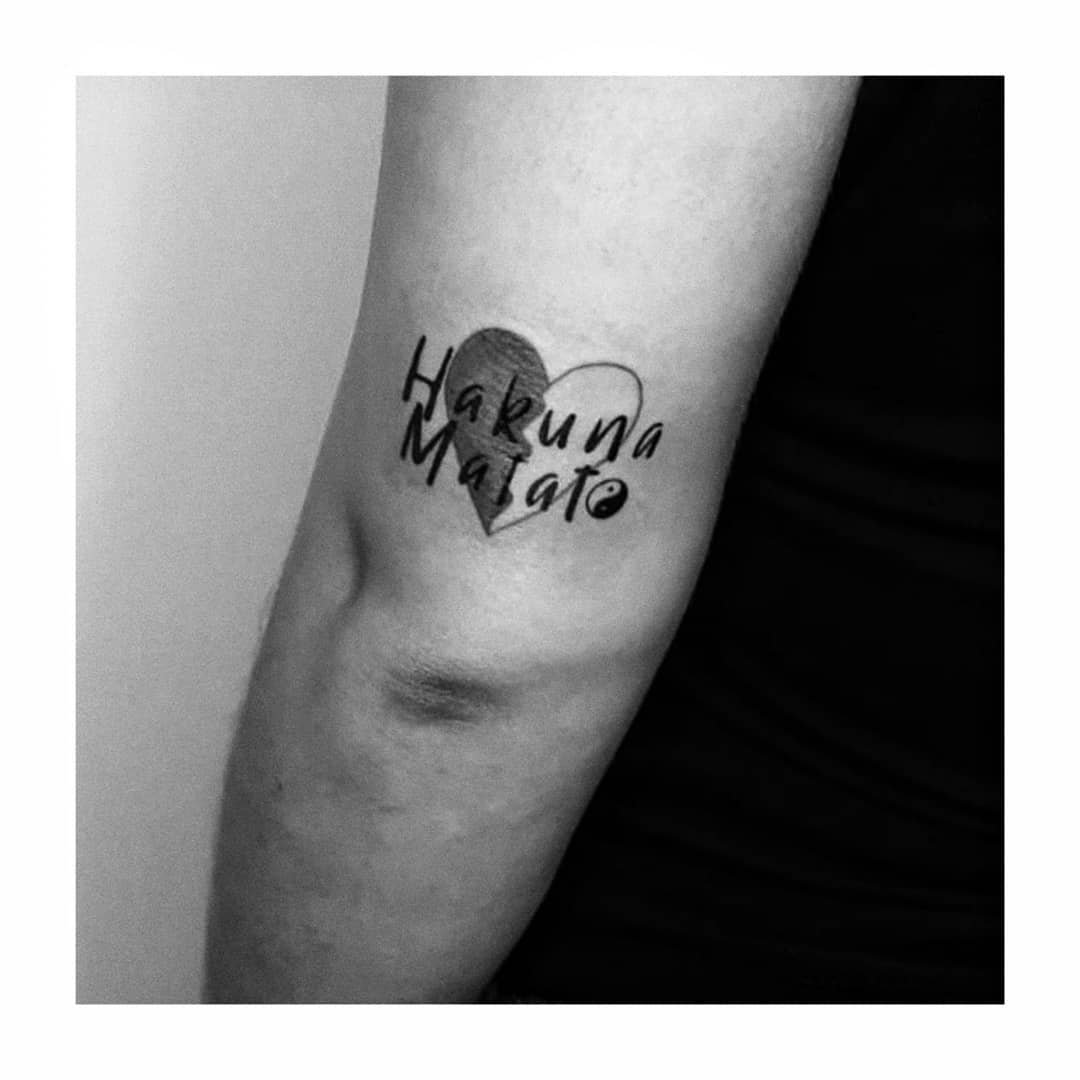 Tatuaje de corazon en antebrazo, línea fina Sinkply Madrid
