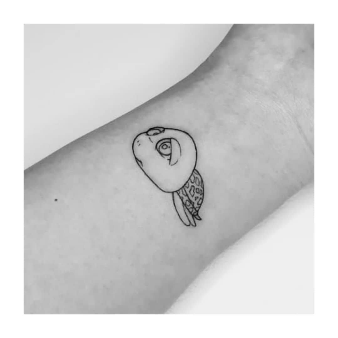 Tatuaje de corazon en antebrazo, línea fina Sinkply Madrid