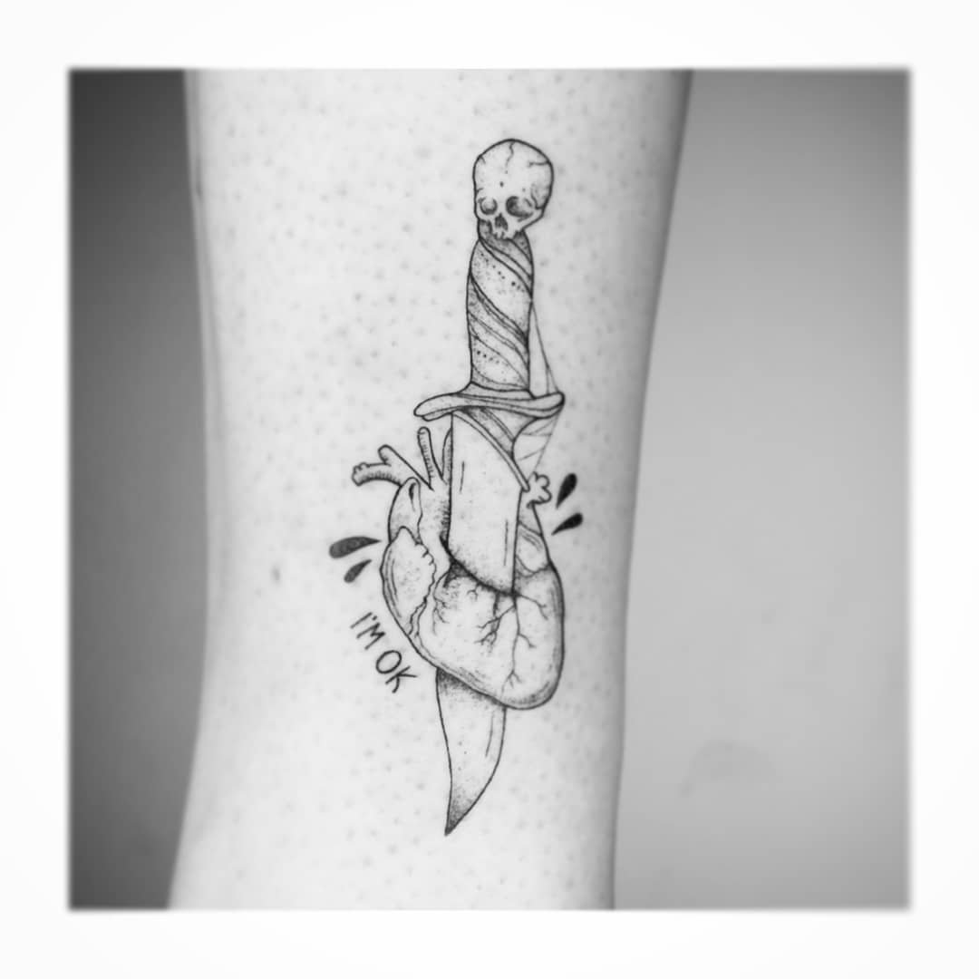 Tatuaje de corazon en antebrazo, línea fina Sinkply Madrid