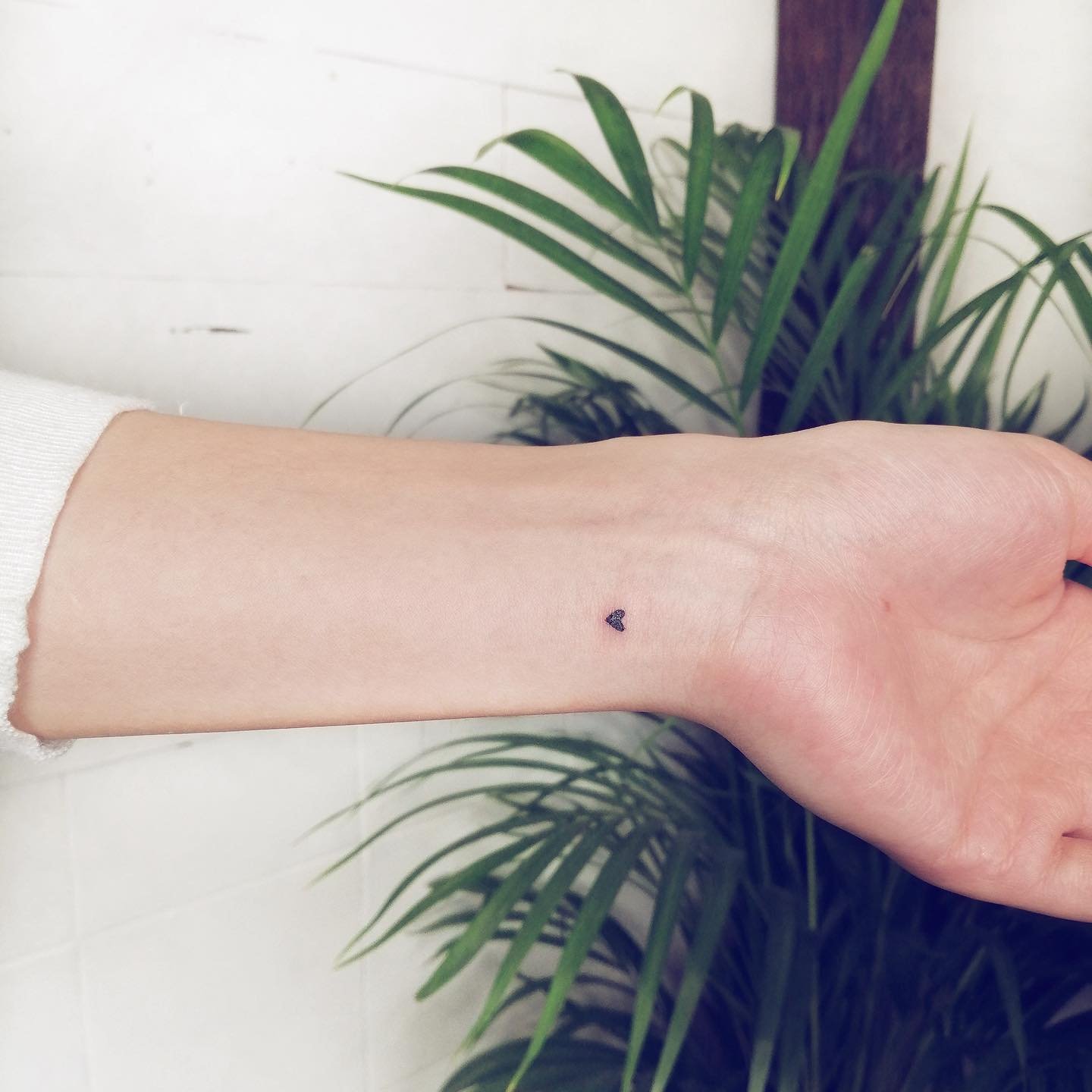 Tatuaje de corazon en antebrazo, línea fina Sinkply Madrid