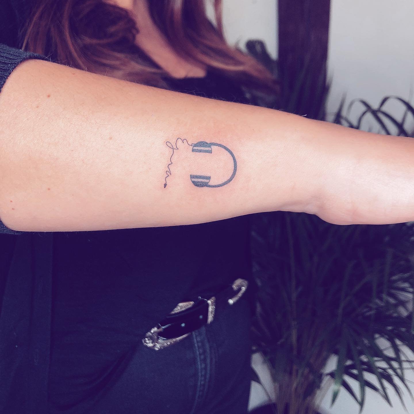 Tatuaje de corazon en antebrazo, línea fina Sinkply Madrid