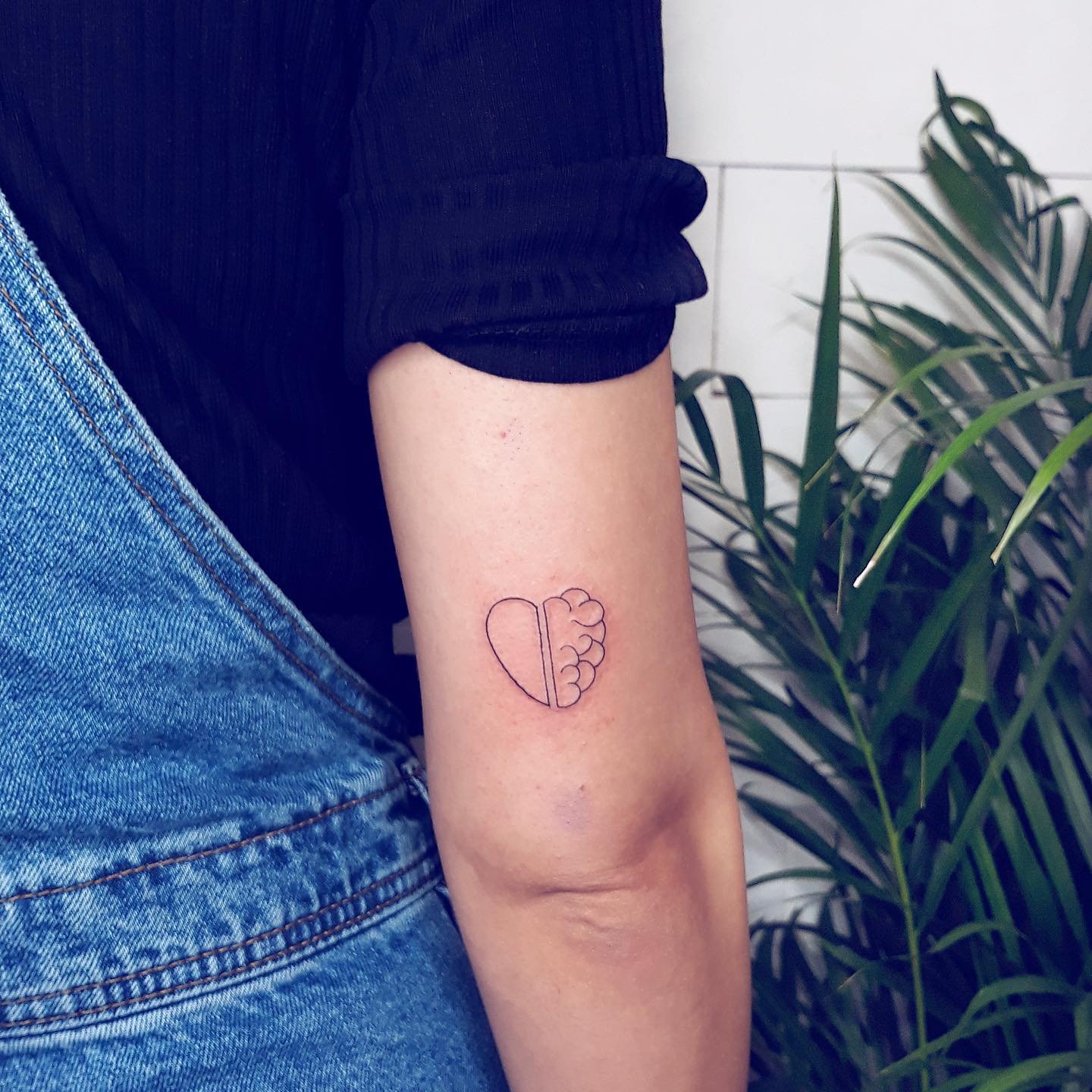 Tatuaje de corazon en antebrazo, línea fina Sinkply Madrid
