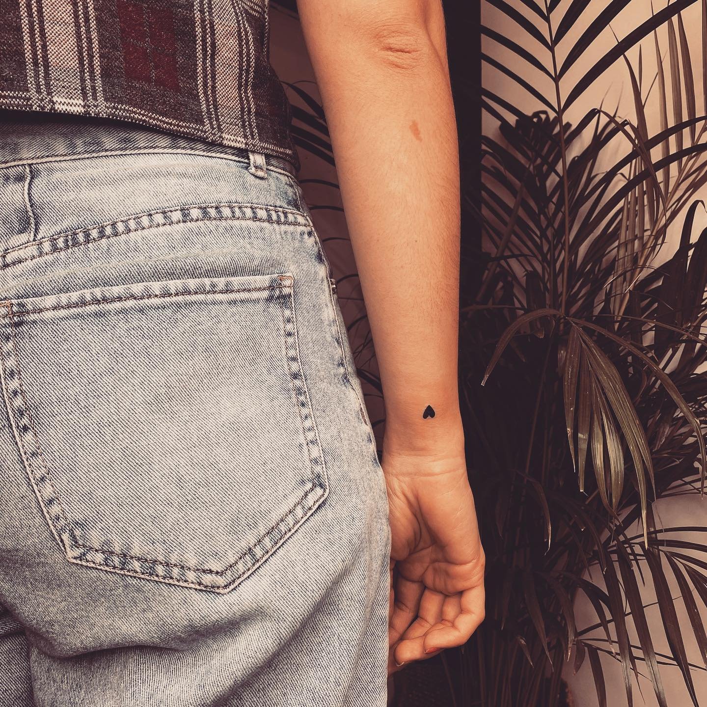 Tatuaje de corazon en antebrazo, línea fina Sinkply Madrid