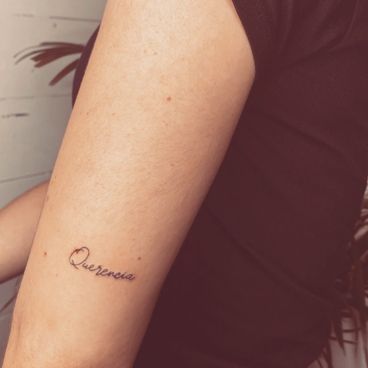 Tatuaje de corazon en antebrazo, línea fina Sinkply Madrid