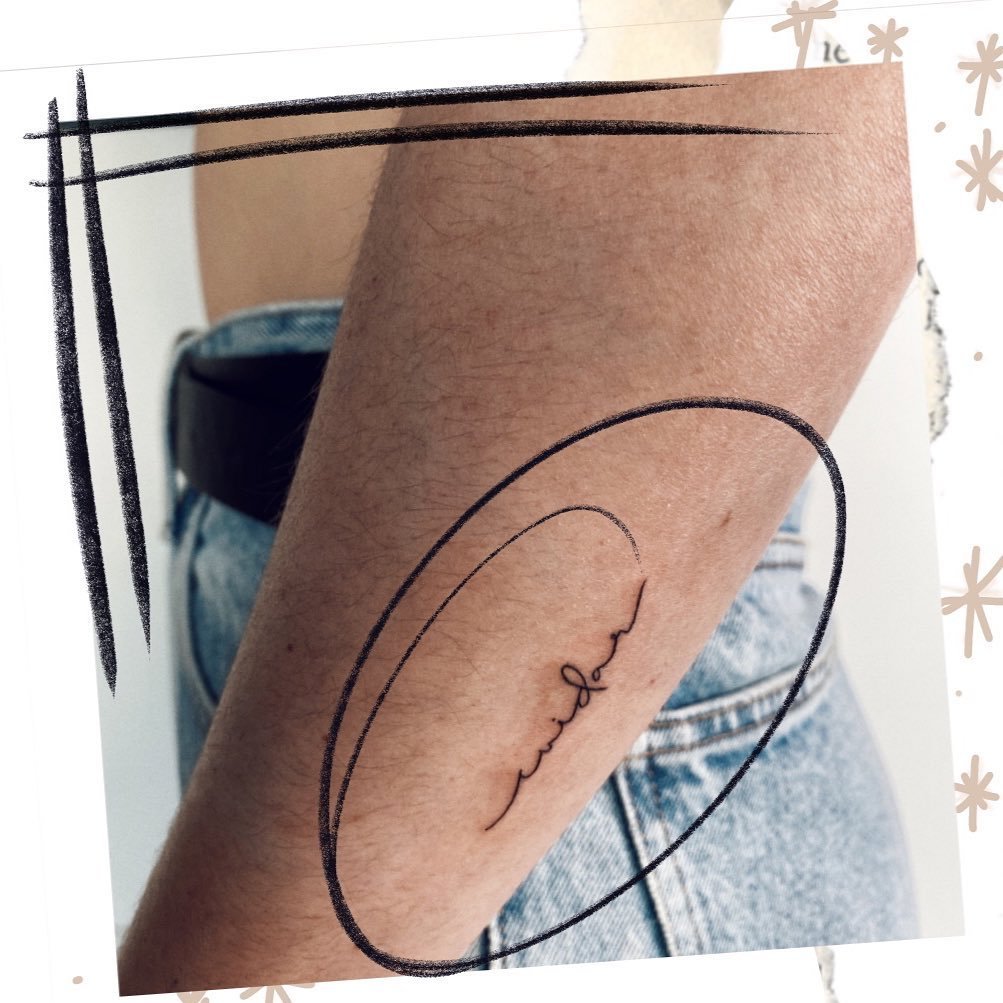 Tatuaje de corazon en antebrazo, línea fina Sinkply Madrid