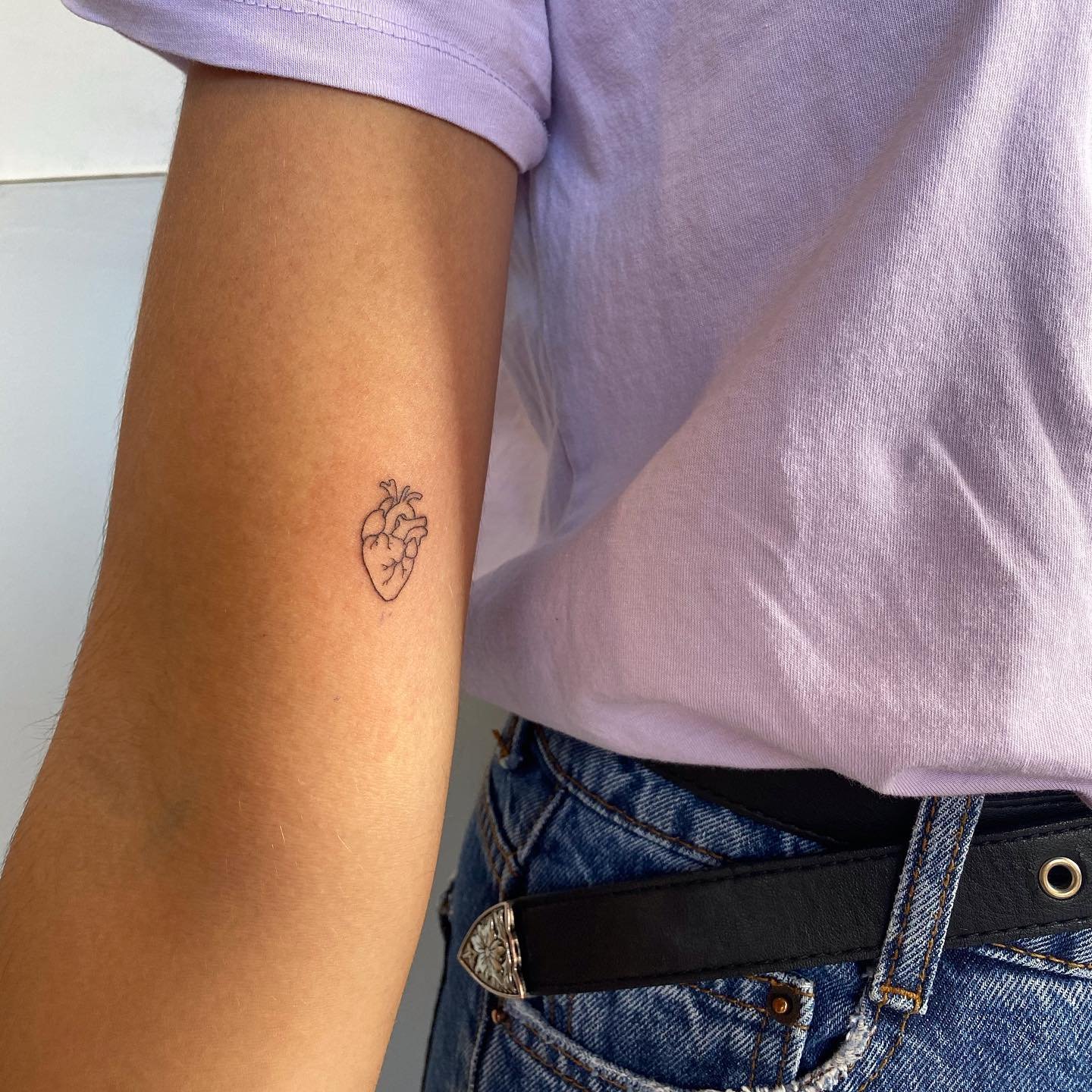 Tatuaje de corazon en antebrazo, línea fina Sinkply Madrid