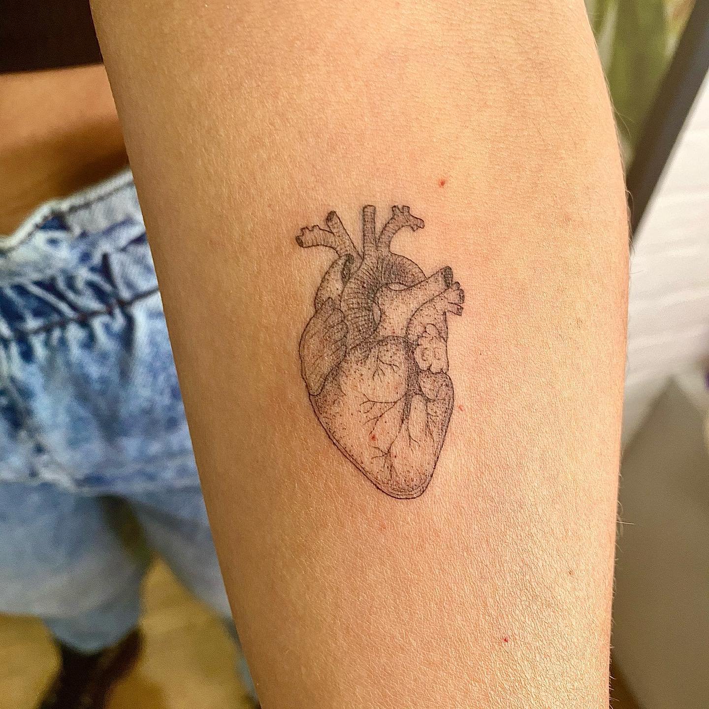 Tatuaje de corazon en antebrazo, línea fina Sinkply Madrid