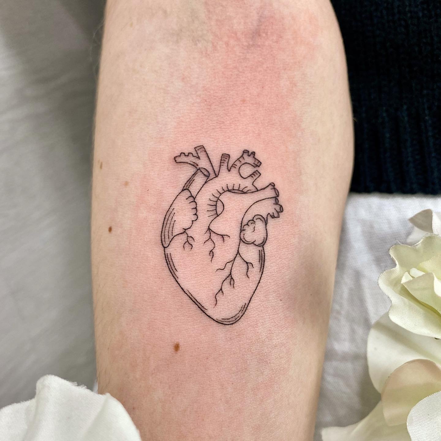 Tatuaje de corazon en antebrazo, línea fina Sinkply Madrid