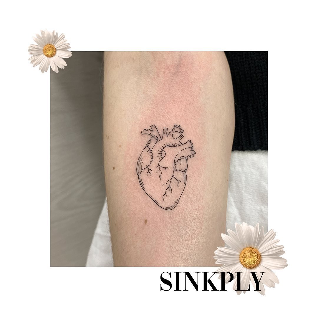 Tatuaje de corazon en antebrazo, línea fina Sinkply Madrid