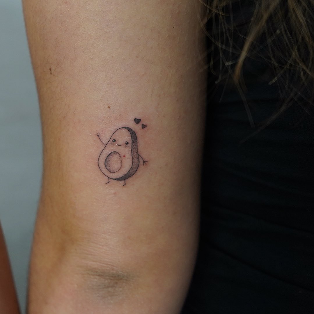 Tatuaje de corazon en antebrazo, línea fina Sinkply Madrid