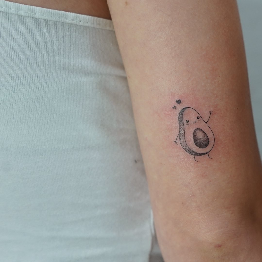 Tatuaje de corazon en antebrazo, línea fina Sinkply Madrid