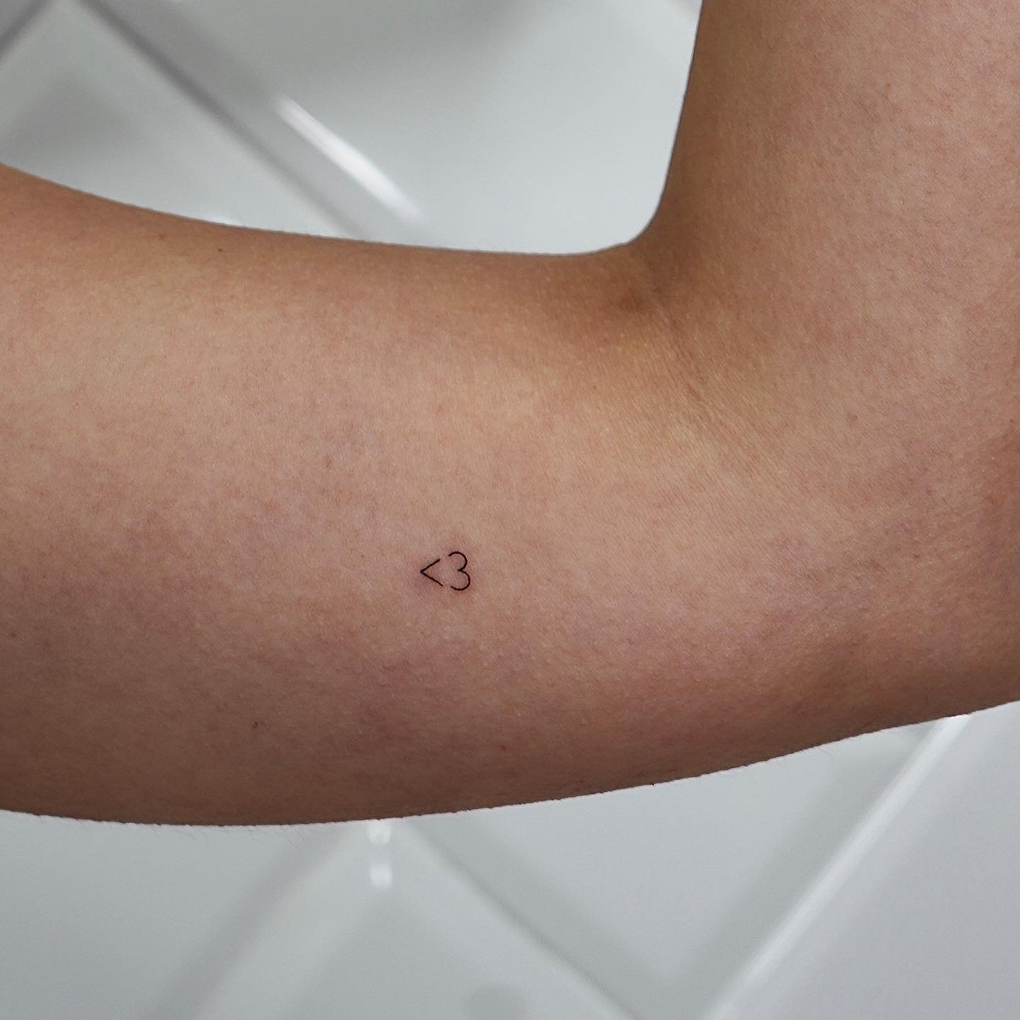 Tatuaje de corazon en antebrazo, línea fina Sinkply Madrid