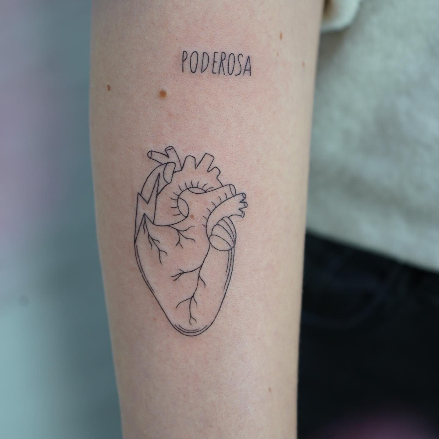 Tatuaje de corazon en antebrazo, línea fina Sinkply Madrid