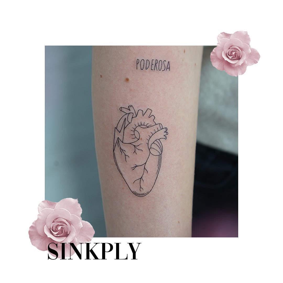 Tatuaje de corazon en antebrazo, línea fina Sinkply Madrid