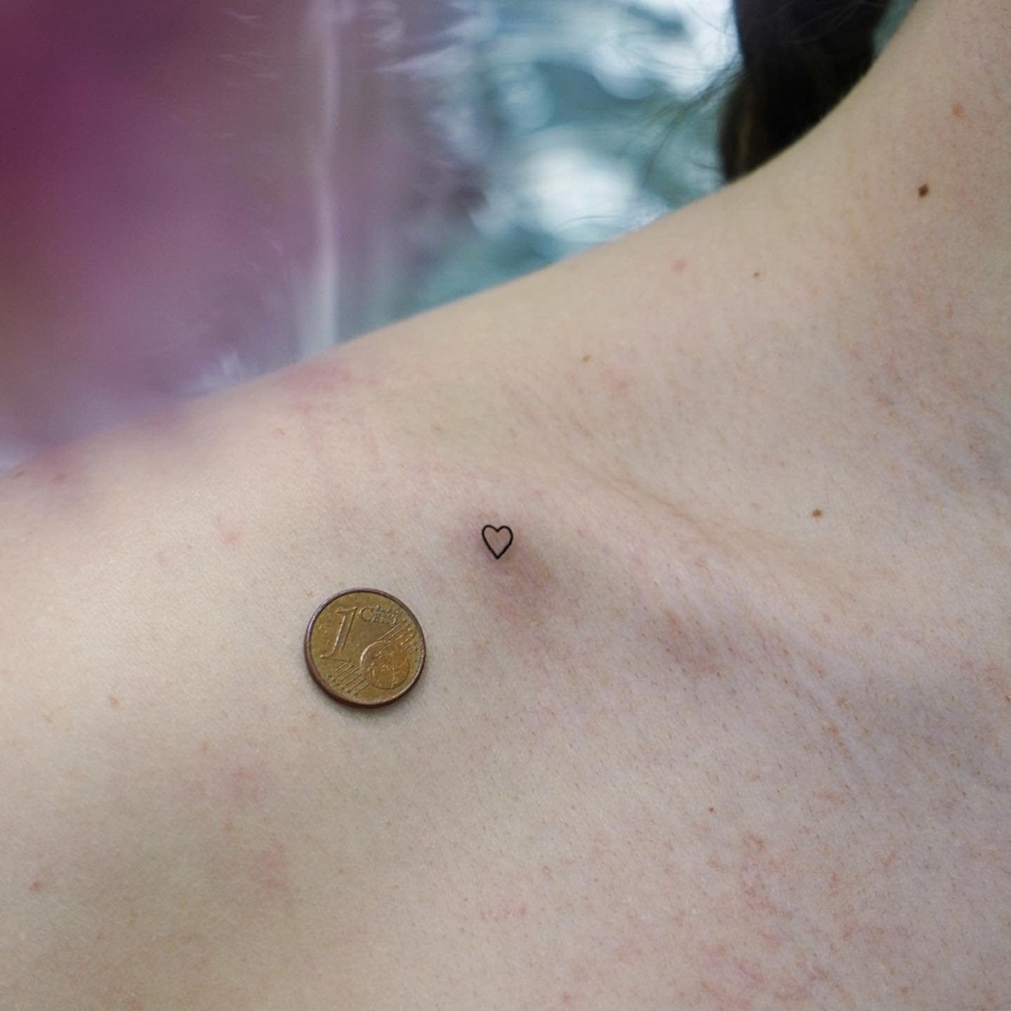 Tatuaje de corazon en antebrazo, línea fina Sinkply Madrid