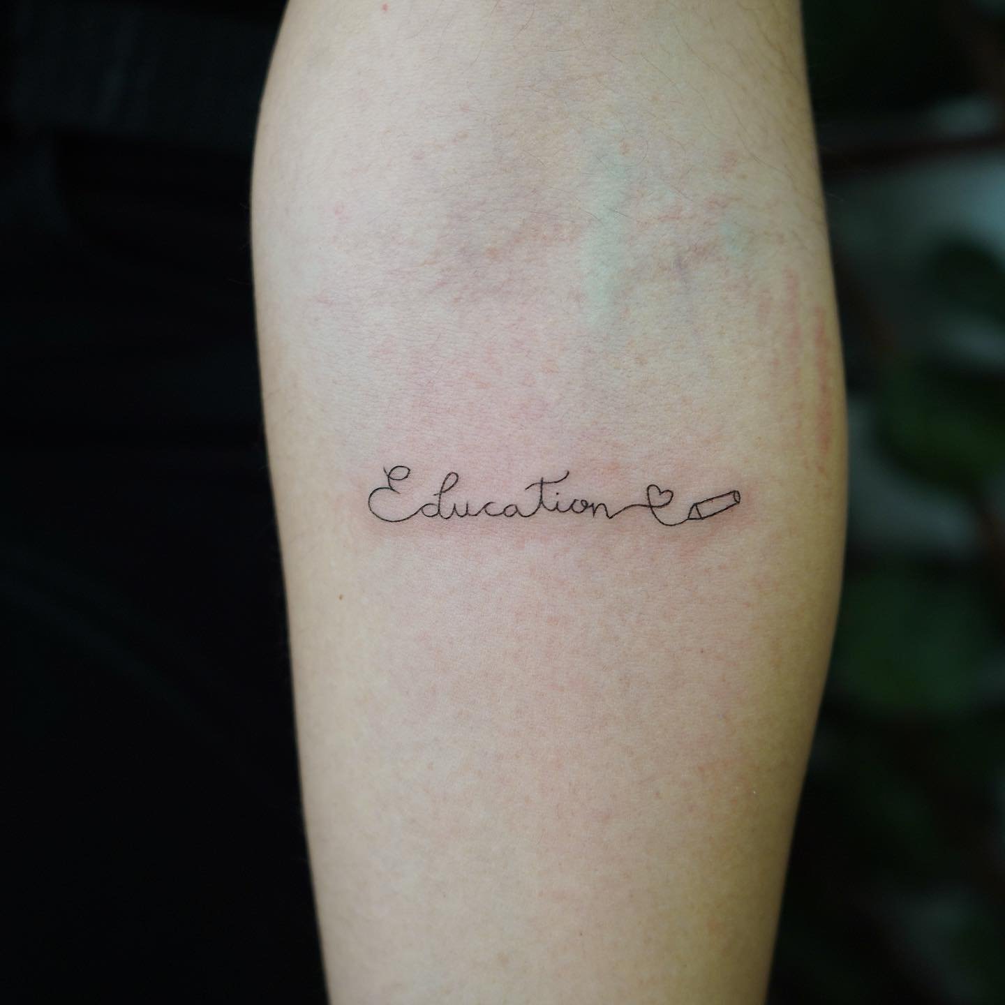 Tatuaje de corazon en antebrazo, línea fina Sinkply Madrid