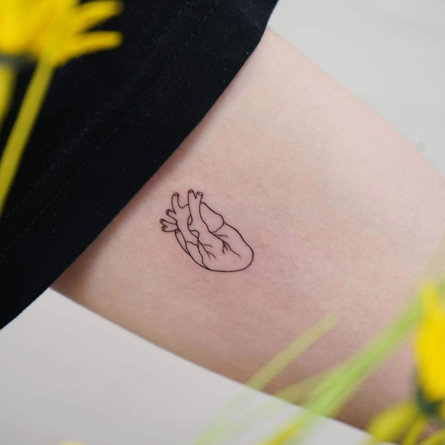Tatuaje de corazon en antebrazo, línea fina Sinkply Madrid
