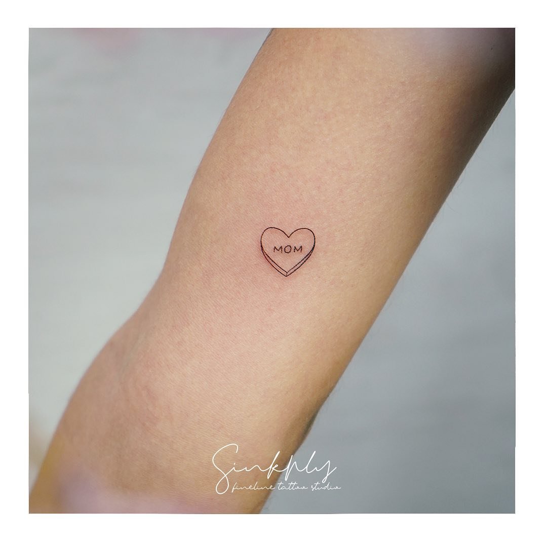 Tatuaje de corazon en antebrazo, línea fina Sinkply Madrid