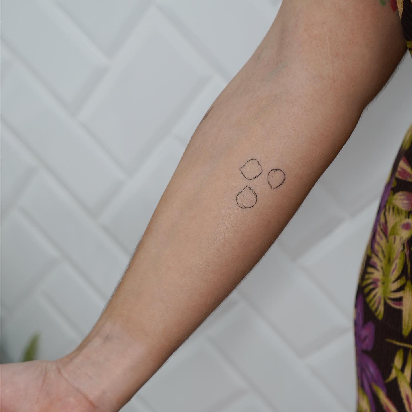 Tatuaje de corazon en antebrazo, línea fina Sinkply Madrid