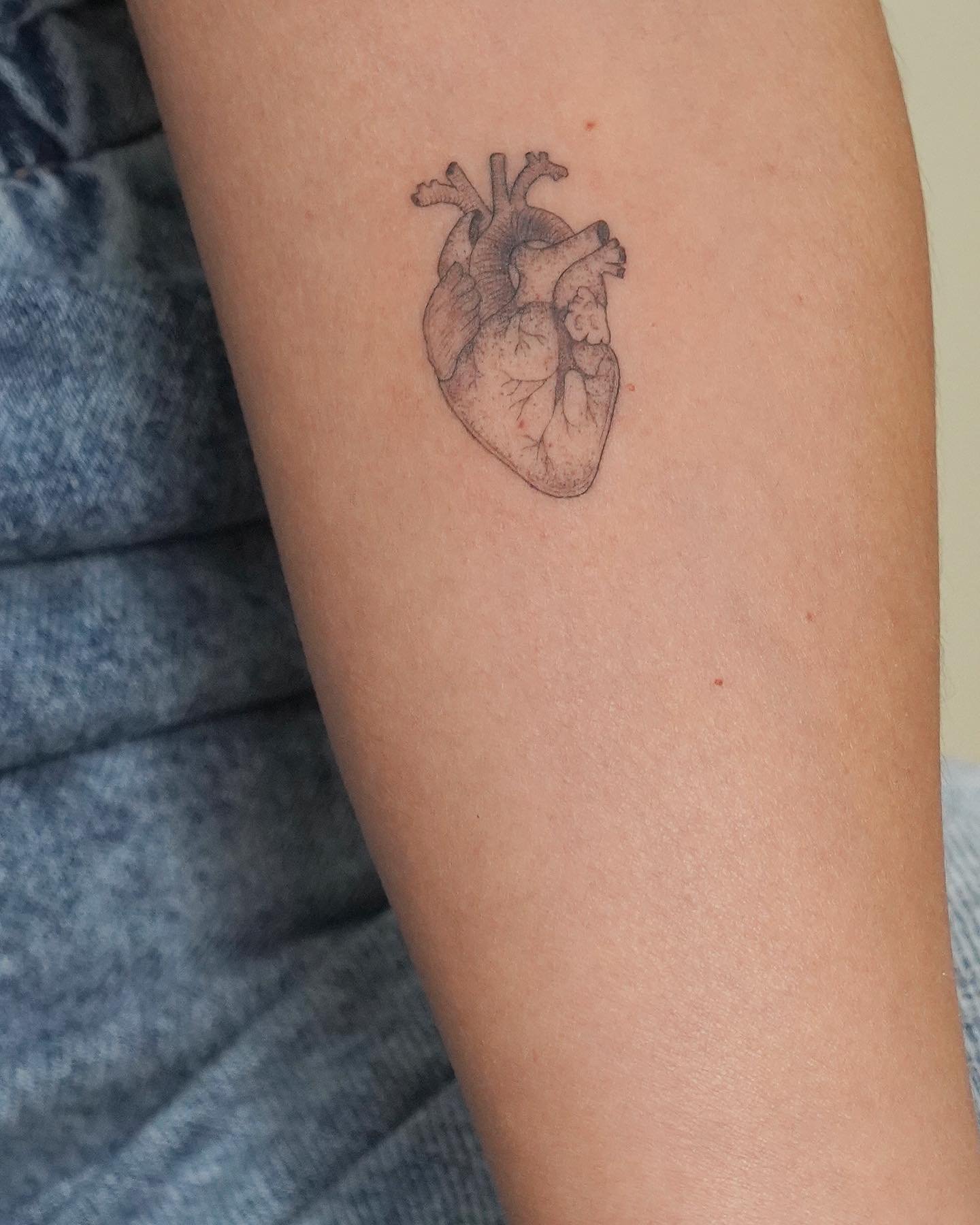Tatuaje de corazon en antebrazo, línea fina Sinkply Madrid