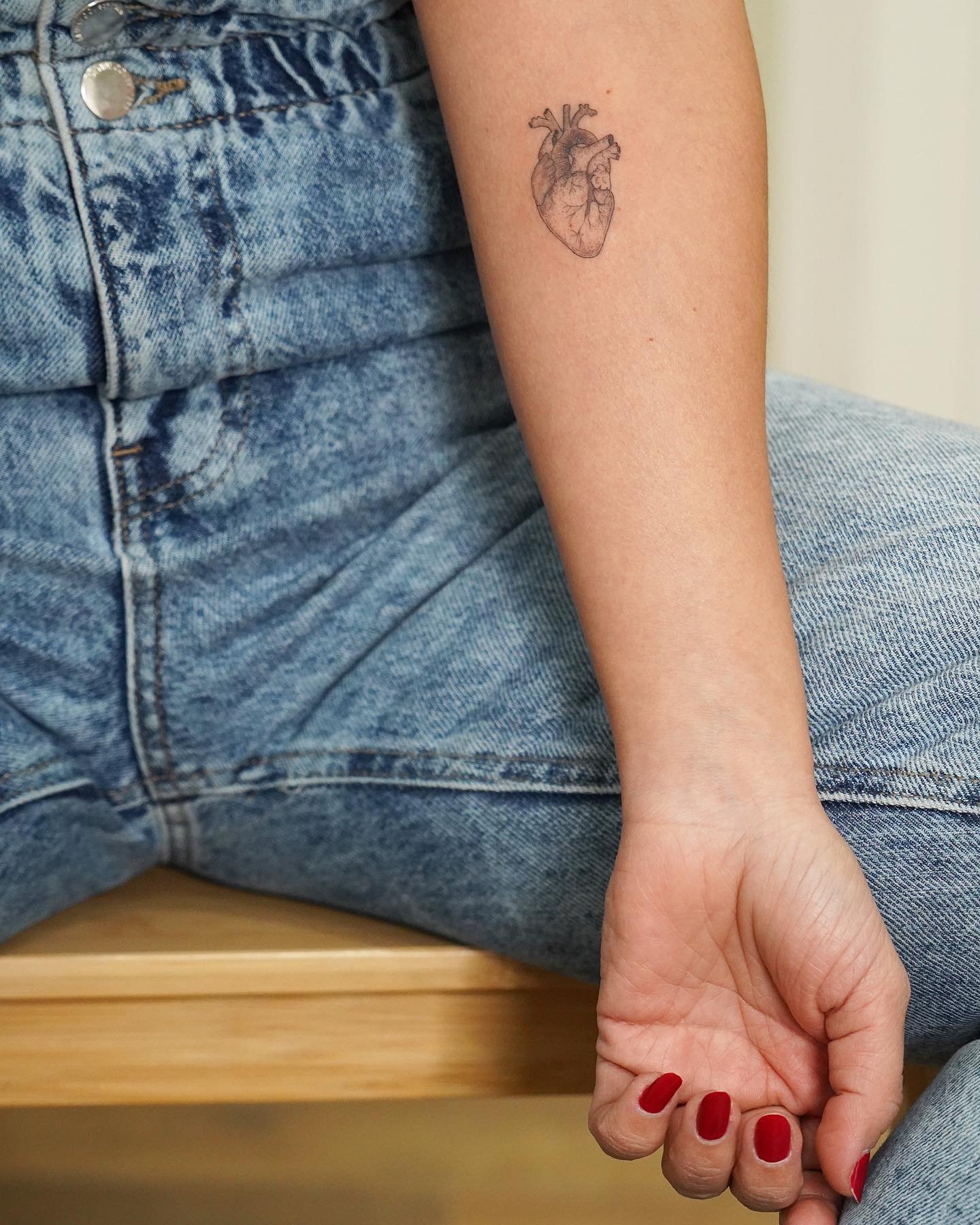 Tatuaje de corazon en antebrazo, línea fina Sinkply Madrid