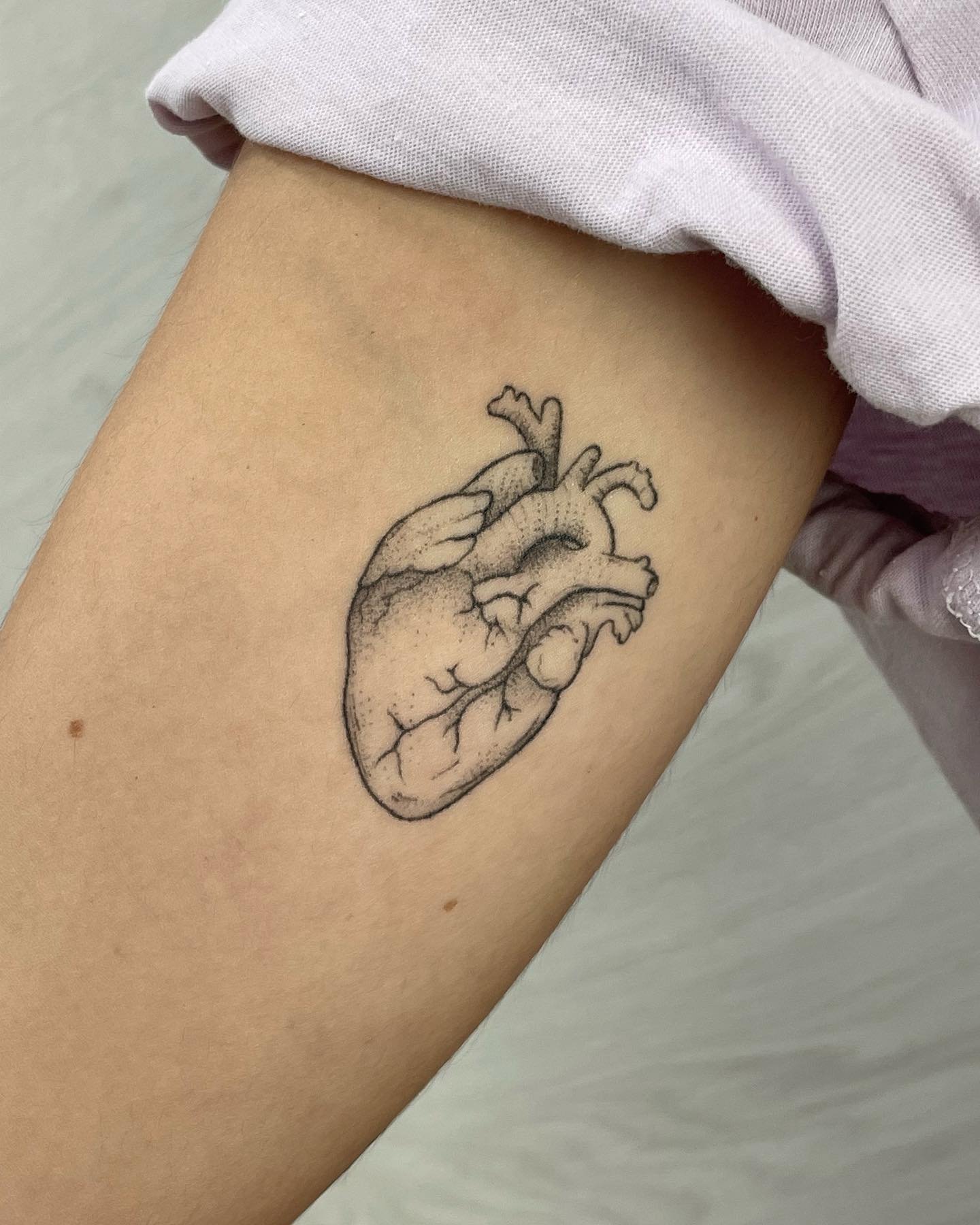 Tatuaje de corazon en antebrazo, línea fina Sinkply Madrid