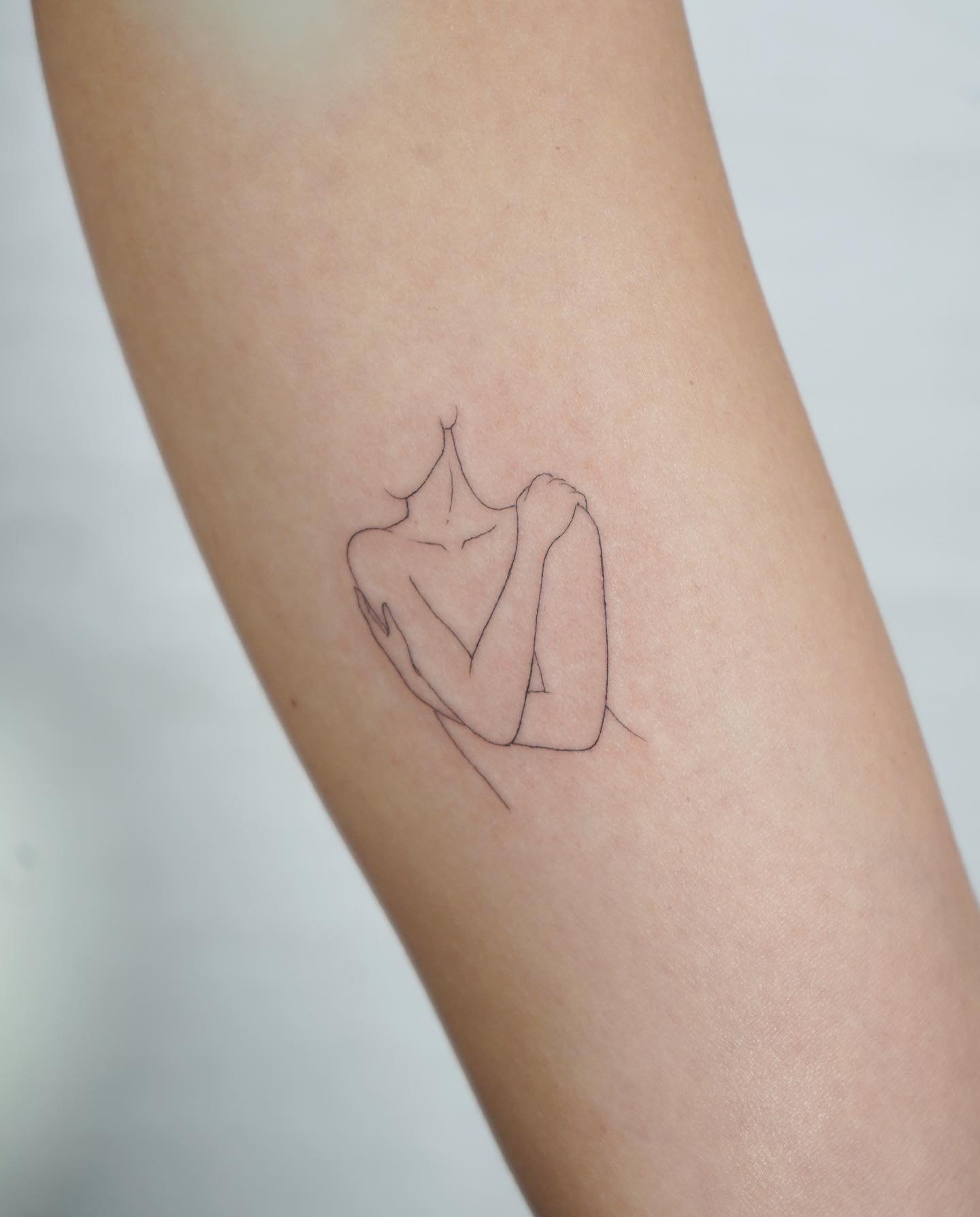 Tatuaje de corazon en antebrazo, línea fina Sinkply Madrid