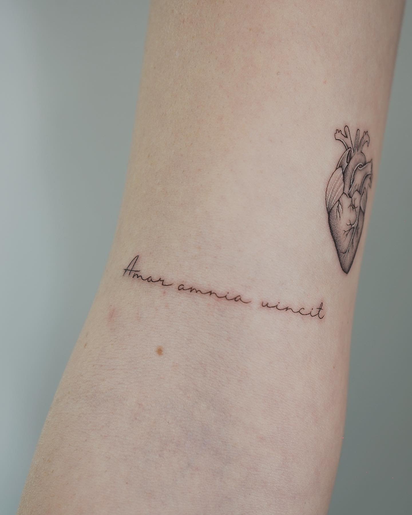 Tatuaje de corazon en antebrazo, línea fina Sinkply Madrid