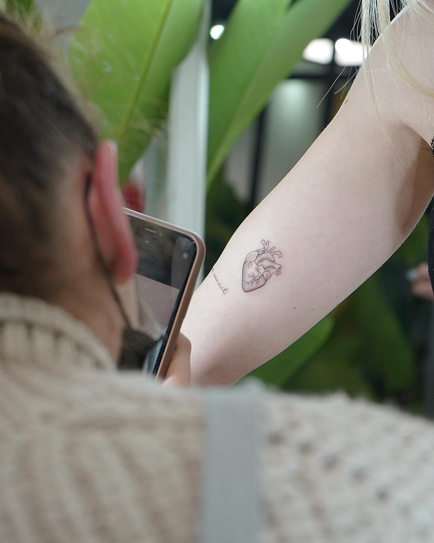 Tatuaje de corazon en antebrazo, línea fina Sinkply Madrid